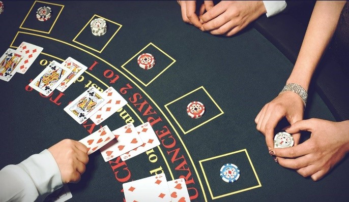 table de jeu blackjakc cartes jetons
